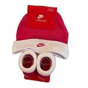 Nike newborn 2 piece set 0-6 months Pink/ baby hat /socks New with tag